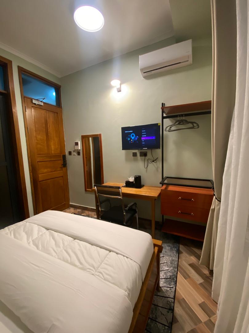 Standard Room Bathroom at XoSuites